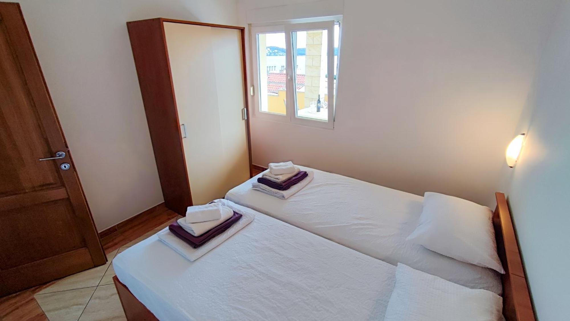 Penava, Private Beach, Pool And 7min To Appartement Trogir