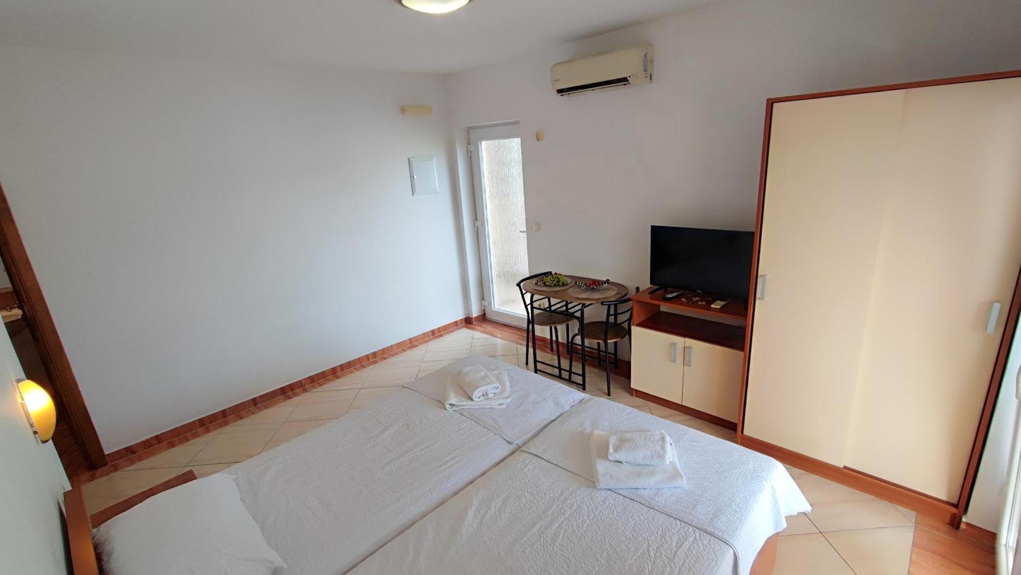 Penava, Private Beach, Pool And 7min To Appartement