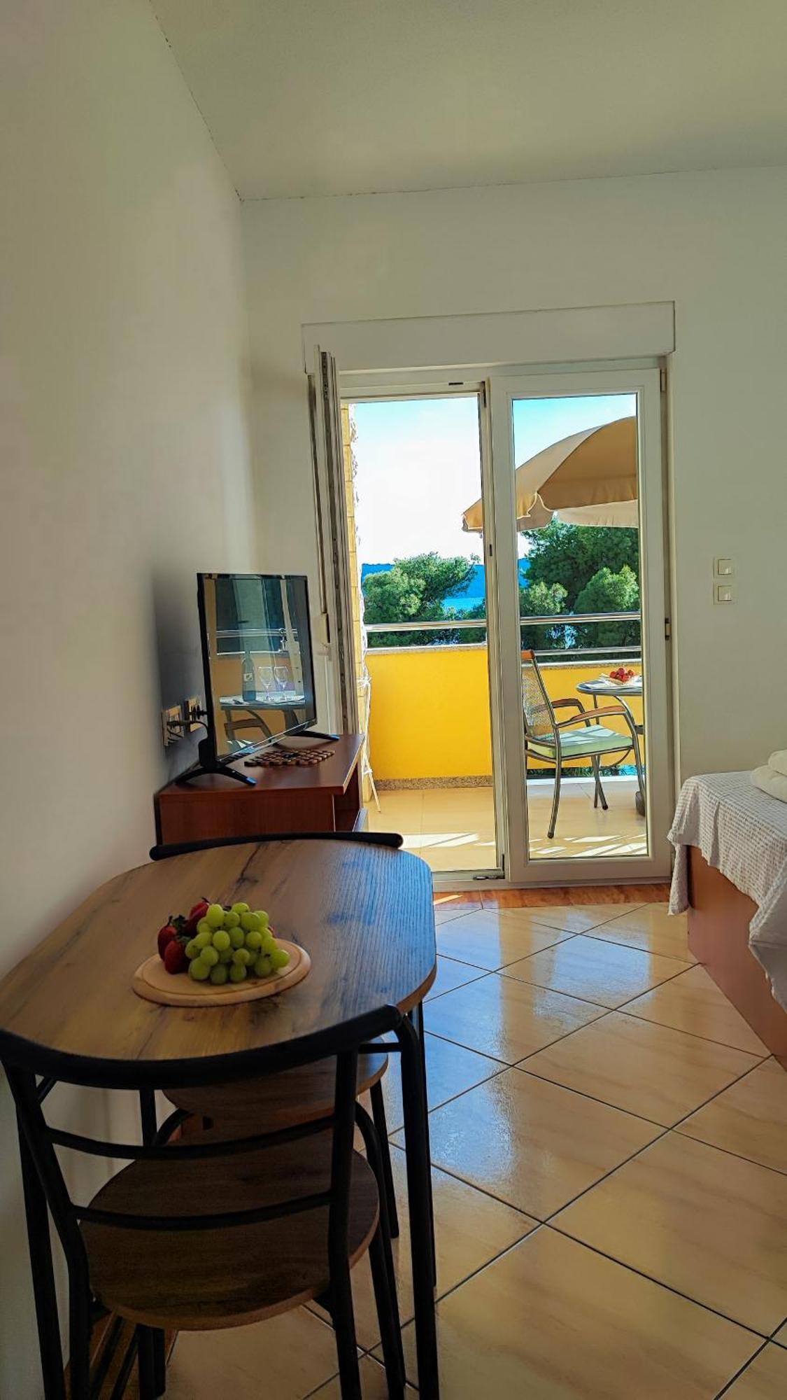 Penava, Private Beach, Pool And 7min To Trogir