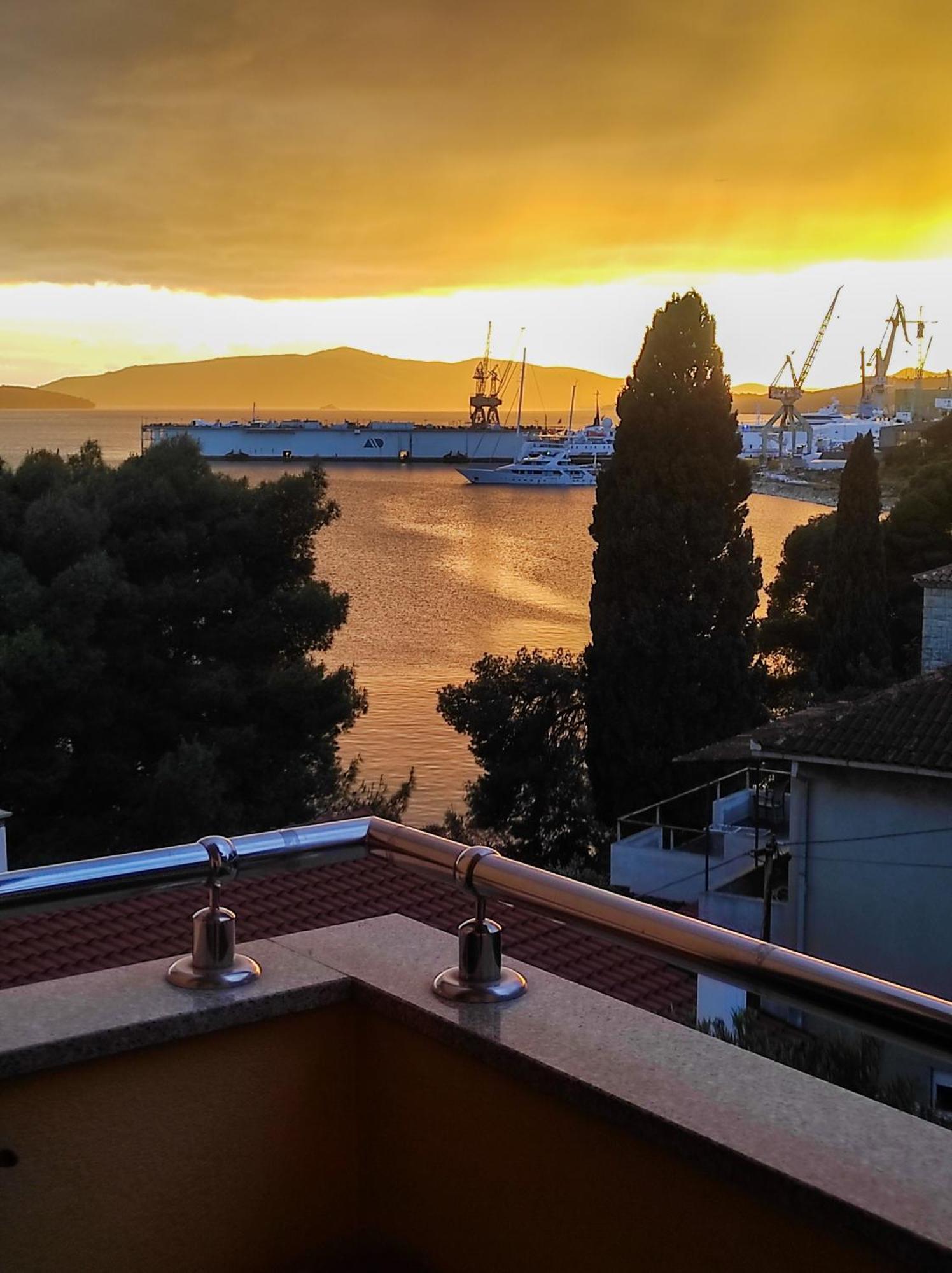 Penava, Private Beach, Pool And 7min To Appartement Trogir
